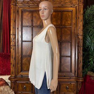 Marla Wynne Ivory Scoop Neck Side Ribbed Side Slit Tank